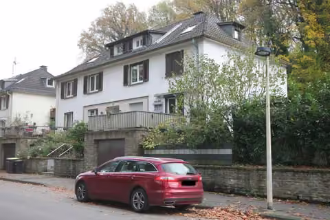 Zwangsversteigerung Mehrfamilienhaus in Solingen, Wald – Gebäudeansicht von Westen mit Balkon- und Terrassenbereichen.