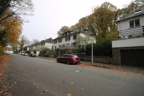 Zwangsversteigerung Mehrfamilienhaus in Solingen, Wald – Umgebungsbebauung an der Ittertalstraße.