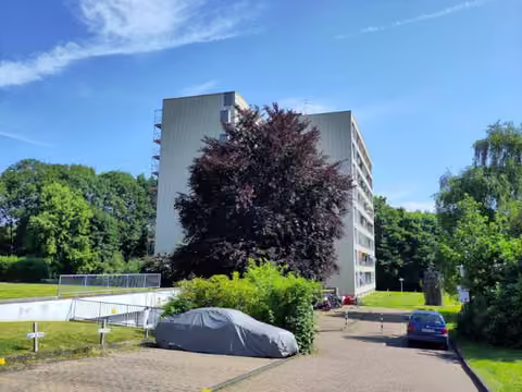 Zwangsversteigerung Eigentumswohnung in Krefeld, Mitte/Hüls – Straßenseitige Ansicht des Mehrfamilienhauses.