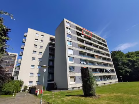 Zwangsversteigerung Eigentumswohnung in Krefeld, Mitte/Hüls – Gartenseitige Ansicht des Wohnhauses mit Markierung der Wohnung im 7. OG.
