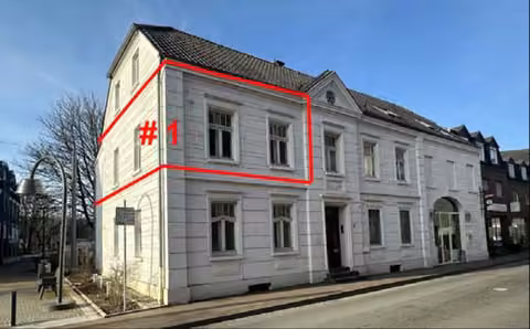 Zwangsversteigerung Eigentumswohnung in Alpen – Ost-Ansicht des denkmalgeschützten Gebäudes.