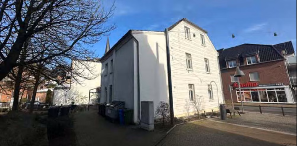 Zwangsversteigerung Büro in Alpen – Seitenansicht des historischen Gebäudes von Süden.