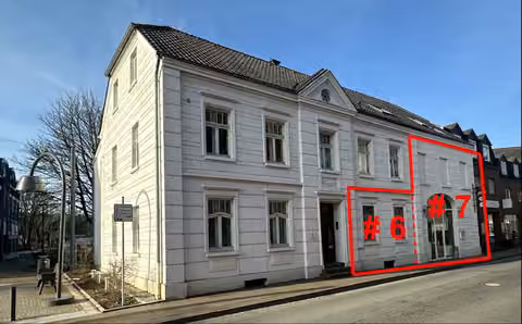 Zwangsversteigerung Büro in Alpen – Vorderansicht der denkmalgeschützten Gewerbeeinheit von der Rathausstraße aus.
