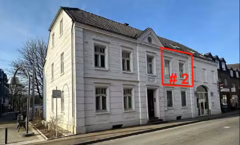 Zwangsversteigerung Eigentumswohnung in Alpen – Vollständige Ost-Ansicht der historischen Straßenfront.