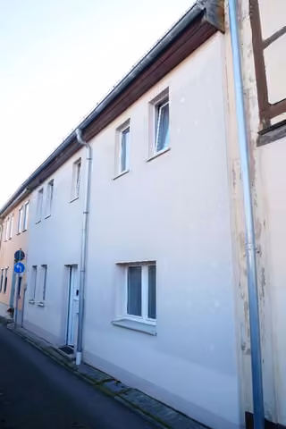 Zwangsversteigerung Reihenhaus in Sömmerda – Wohnhaus - Nordwestansicht (Straßenansicht)