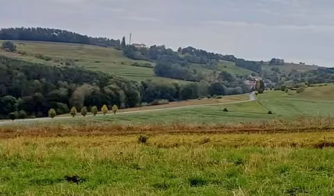 Zwangsversteigerung Landwirtschaft in Kraftsdorf, Harpersdorf – Weitwinkelansicht über die hügeligen landwirtschaftlichen Nutzflächen.