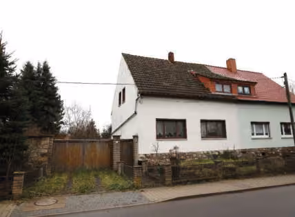 Zwangsversteigerung Doppelhaushälfte in Tonna, Gräfentonna – Nordostansicht des Einfamilienwohnhauses (Doppelhaushälfte) von der Straße aus gesehen.