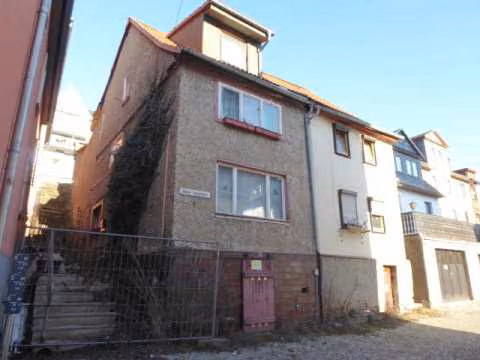 Zwangsversteigerung Einfamilienhaus in Bad Blankenburg – Ansicht der desolaten Dachbereiche von der Esplanade.