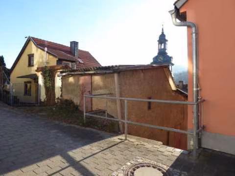 Zwangsversteigerung Einfamilienhaus in Bad Blankenburg – Rückwärtige Ansicht des ruinösen Hinterhauses.