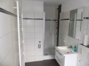 Zwangsversteigerung Mehrfamilienhaus in Saalfeld – Modernisiertes Badezimmer der Wohneinheit 5 im 1. Obergeschoss.