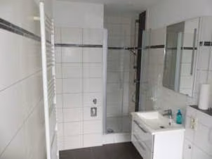 Zwangsversteigerung Mehrfamilienhaus in Saalfeld – Modernisiertes Badezimmer der Wohneinheit 5 im 1. Obergeschoss.