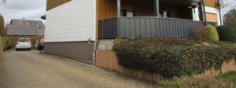 Zwangsversteigerung in Stockheim – Blick auf das Anwesen von Osten mit dem markanten Holz- und Putzfassadenmix.