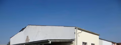 Zwangsversteigerung in Ebensfeld – Süd-Ost-Ansicht mit Carport auf Flurstück 273/6.
