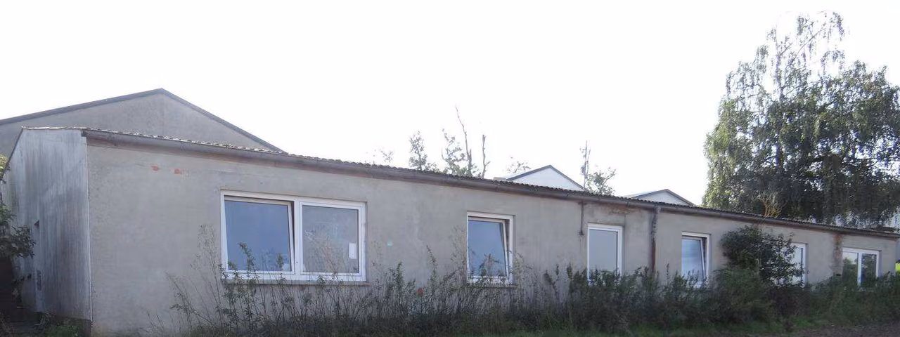 Zwangsversteigerung in Ebensfeld – Nord-West-Ansicht des unbewohnbaren Betriebswohngebäudes (Fl.Nr. 273/5).