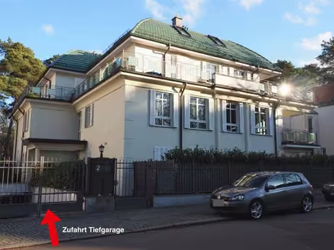 Zwangsversteigerung Stellplatz/Garage in Berlin, Grunewald – Straßenfassade des Wohngebäudes mit Einfahrt zur Tiefgarage.