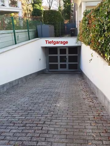 Zwangsversteigerung Stellplatz/Garage in Berlin, Grunewald – Abgeschlossene Zufahrtsrampe zur Tiefgarage.