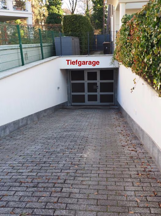 Zwangsversteigerung Stellplatz/Garage in Berlin, Grunewald – Abgeschlossene Zufahrtsrampe zur Tiefgarage.