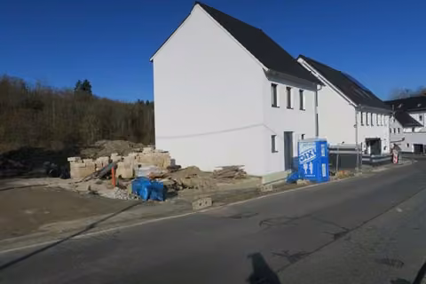 Zwangsversteigerung Grundstück in Weilrod, Neuweilnau – Ansicht des Grundstücks von der Parkstraße von Westen mit Blick auf die Bodenplatte.