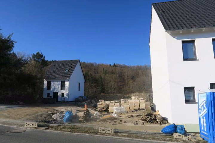 Zwangsversteigerung Grundstück in Weilrod, Neuweilnau – Ansicht des Grundstücks von der Parkstraße von Südosten mit Markierung des Sondereigentums.