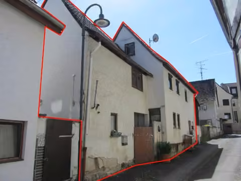 Zwangsversteigerung Zweifamilienhaus in Niddatal, Bönstadt – Ansicht des Nebengebäudes im Vordergrund.