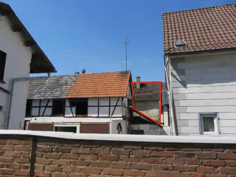 Zwangsversteigerung Zweifamilienhaus in Niddatal, Bönstadt – Einsehbarer Bereich der Ost-Fachwerkfassade.