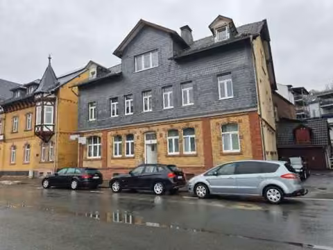 Zwangsversteigerung Mehrfamilienhaus in Biedenkopf, Stadtkern – Wohngebäudeeingang und straßenseitige Ansicht des Mehrfamilienhauses.