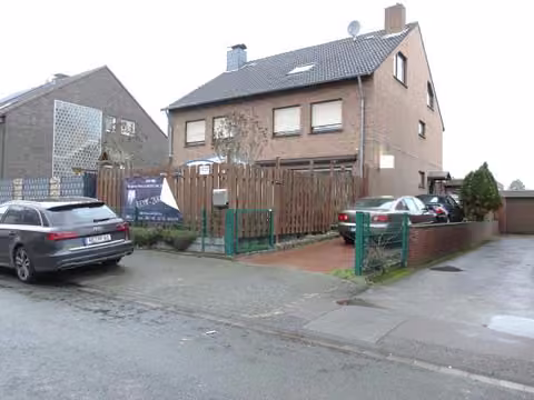 Zwangsversteigerung Doppelhaushälfte in Dorsten, Holsterhausen – Vorderansicht der Einfamilien-Doppelhaushälfte in Dorsten-Holsterhausen.