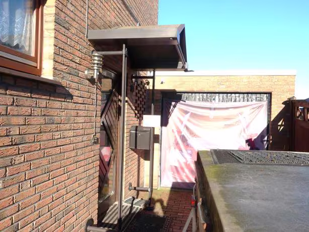 Zwangsversteigerung Doppelhaushälfte in Dorsten, Holsterhausen – Eingangsbereich des Hauses mit angrenzender Garage.