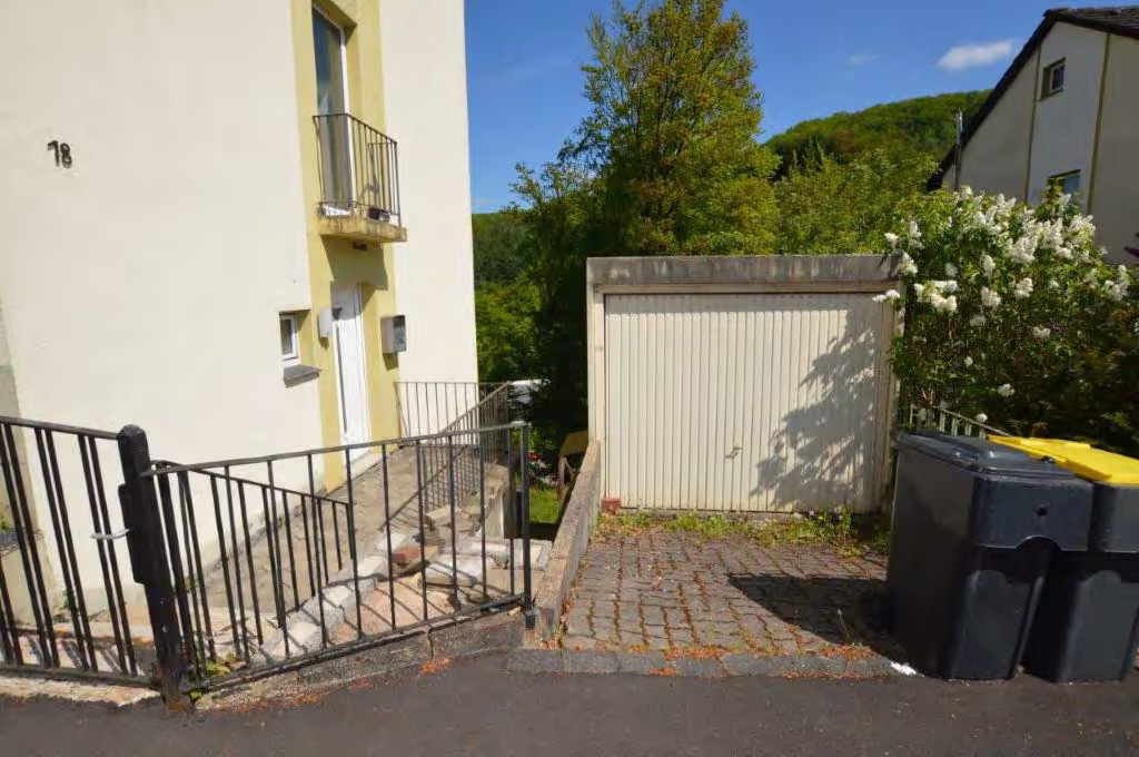 Zwangsversteigerung Zweifamilienhaus in Werdohl, Kleinhammer / Osmecke – Eingangsbereich und Garagenzufahrt.