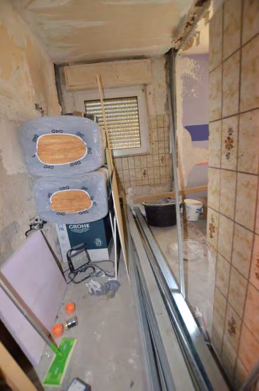 Zwangsversteigerung Zweifamilienhaus in Werdohl, Kleinhammer / Osmecke – Rohbauzustand des Badezimmers im Obergeschoss.