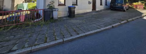 Zwangsversteigerung Einfamilienhaus in Probstzella, Marktgölitz – Vorderansicht (Nord- und Ostseite) des Wohnhauses.