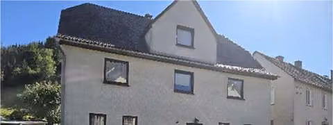 Zwangsversteigerung Einfamilienhaus in Probstzella, Marktgölitz – Nordseite des Wohnhauses zur Ortsstraße.