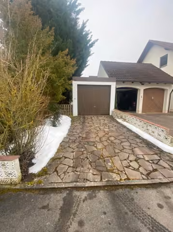 Zwangsversteigerung Einfamilienhaus in Reckendorf – Zufahrt und Einzelgarage des Anwesens.
