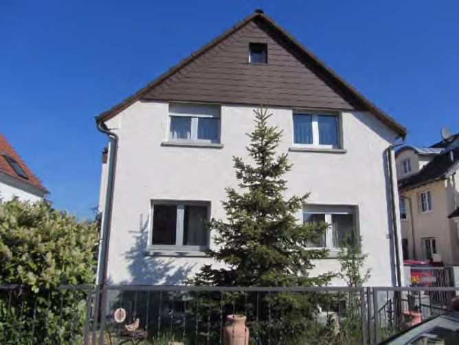 Zwangsversteigerung Einfamilienhaus in Rodgau, Jügesheim – Südliche Giebelseite des Wohnhauses.