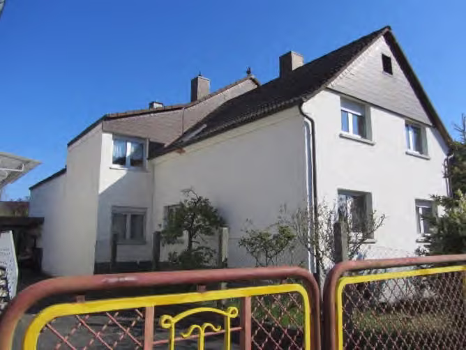 Zwangsversteigerung Einfamilienhaus in Rodgau, Jügesheim – Außenansicht des Wohnhauses aus Südwesten.
