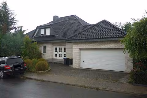 Zwangsversteigerung Zweifamilienhaus in Herford, Eickum – Hauptansicht der Süd-Westseite des Zweifamilienhauses mit Doppelgarage.
