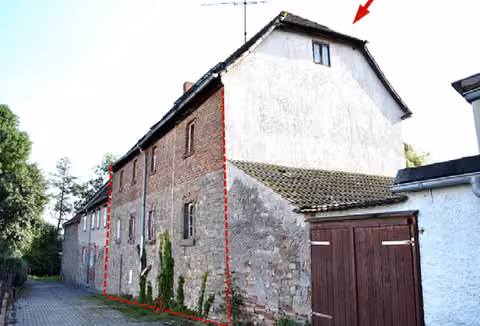 Zwangsversteigerung Einfamilienhaus in Brücken-Hackpfüffel, Brücken – Giebel- und Straßenansicht des leerstehenden Einfamilienhauses.