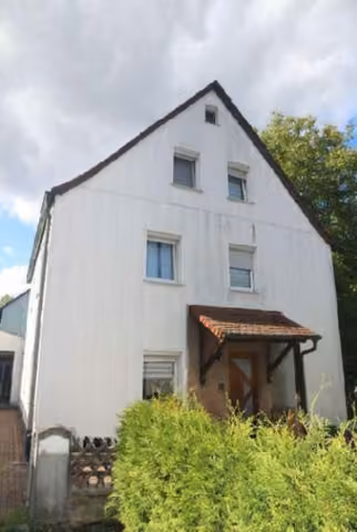 Zwangsversteigerung Einfamilienhaus in Sulzbach-Rosenberg, Sulzbach – Hauptansicht des Einfamilienhauses von Südosten auf der Titelseite.