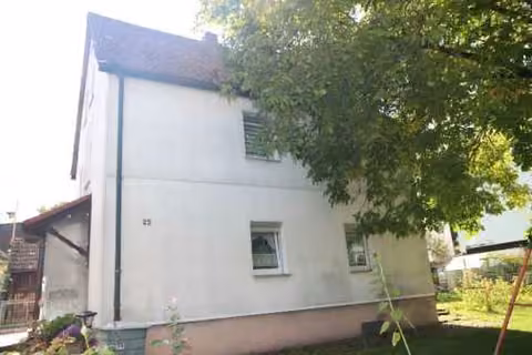 Zwangsversteigerung Einfamilienhaus in Sulzbach-Rosenberg, Sulzbach – Giebelseite des Wohnhauses von Südosten.