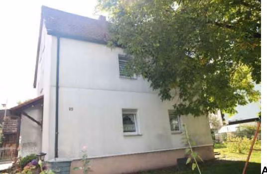 Zwangsversteigerung Einfamilienhaus in Sulzbach-Rosenberg, Sulzbach – Rückansicht des Wohnhauses vom Garten aus.