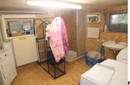 Zwangsversteigerung Einfamilienhaus in Sulzbach-Rosenberg, Sulzbach – Ausgestatteter Waschkeller mit Dusche im Kellergeschoss.