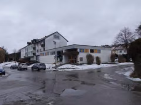 Zwangsversteigerung Wohn-/Geschäftshaus in Kaufbeuren, Neugablonz – Südwestfassade des sanierungsbedürftigen Wohn- und Geschäftshauses Görlitzer Str. 3.