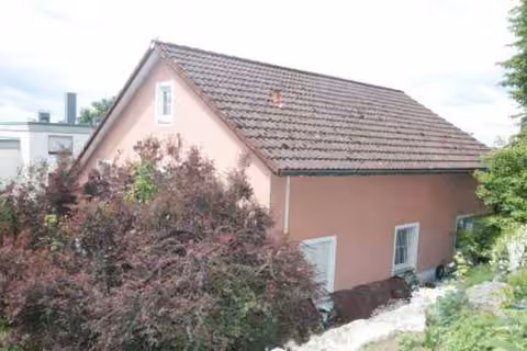 Zwangsversteigerung Einfamilienhaus in Amberg – Ansicht des Einfamilienhauses von Süden inklusive der integrierten Garage.