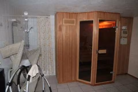 Zwangsversteigerung Einfamilienhaus in Amberg – Eingebaute Sauna im 1. Zwischengeschoss des Gebäudes.