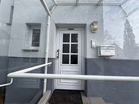 Zwangsversteigerung Einfamilienhaus in Schöneck, Büdesheim – Eingangsbereich des Hauses mit neuer Hauseingangstür und Glasvordach.