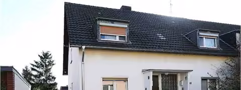 Zwangsversteigerung Eigentumswohnung in Köln, Vogelsang – Straßenansicht des Dreifamilienhauses von Nordwesten.