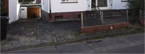 Zwangsversteigerung Eigentumswohnung in Köln, Vogelsang – Zufahrt zur Garage im Hof.