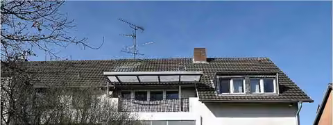 Zwangsversteigerung Eigentumswohnung in Köln, Vogelsang – Rückseitige Ansicht des Hauses mit Loggien.