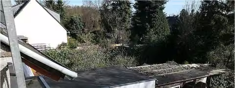 Zwangsversteigerung Eigentumswohnung in Köln, Vogelsang – Blick in den Garten mit der Garage und dem Abstellschuppen.