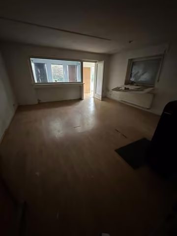 Zwangsversteigerung Eigentumswohnung in Hürtgenwald, Vossenack – Stark vernachlässigter Wohnraum der Wohnung Nr. 2.